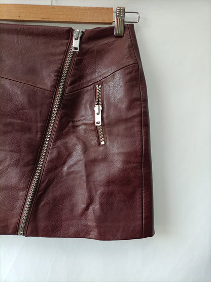 STRADIVARIUS. Burgundy leatherette skirt size 34