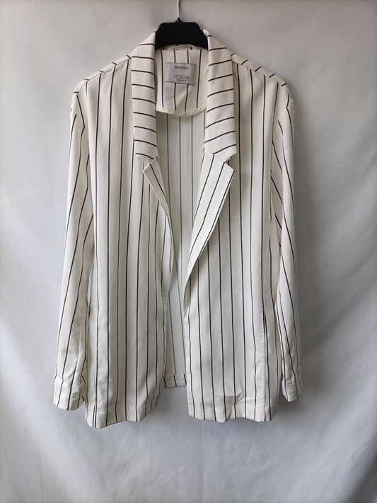 BERSHKA. Blazer blanca rayas T.s