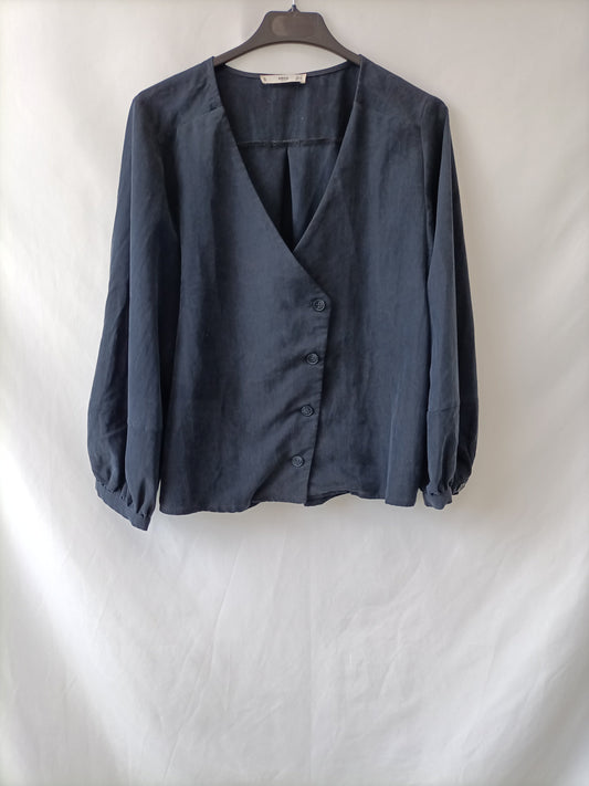 MANGO. Blusa azul cruzada T.s