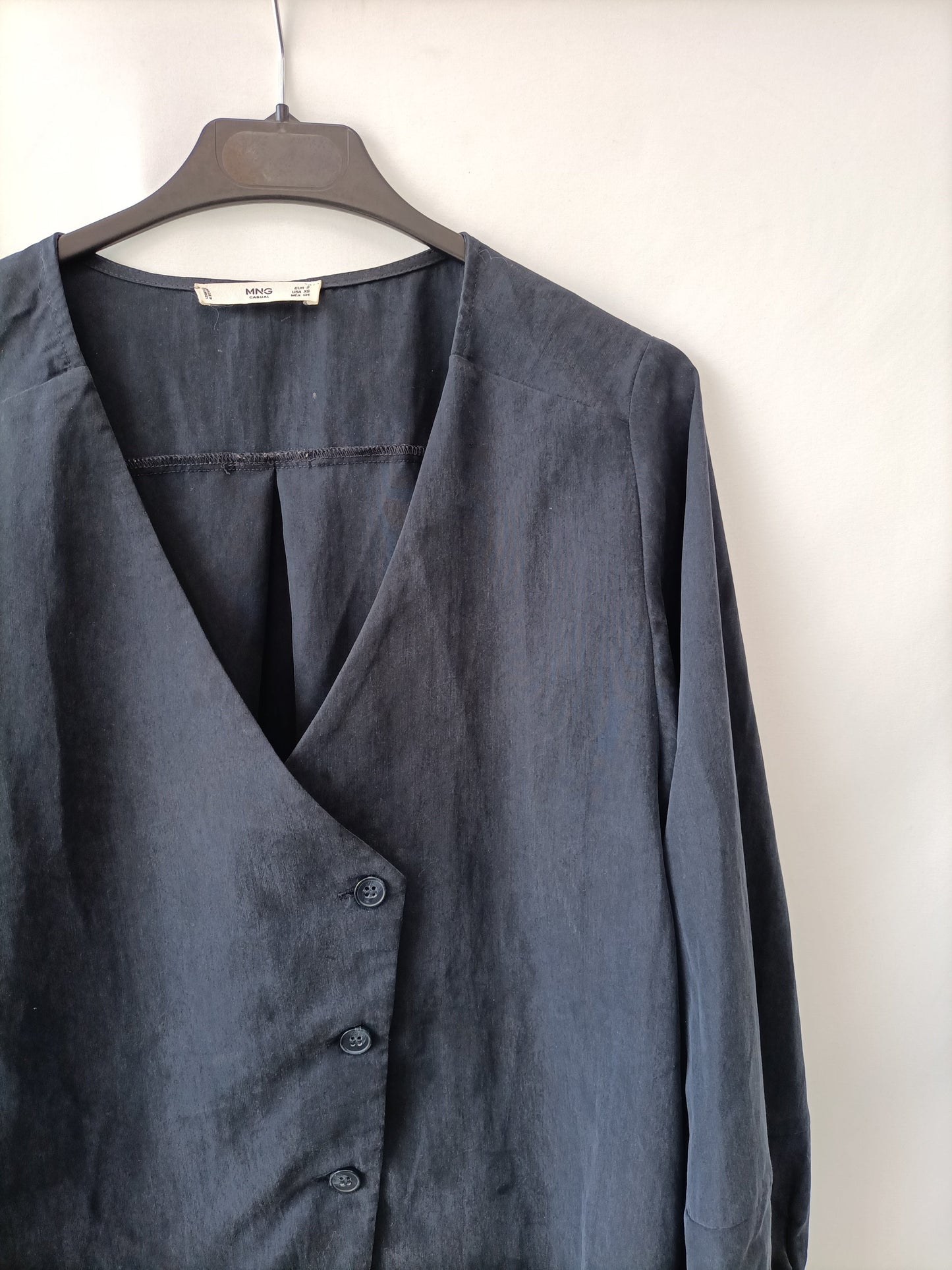 MANGO. Blusa azul cruzada T.s