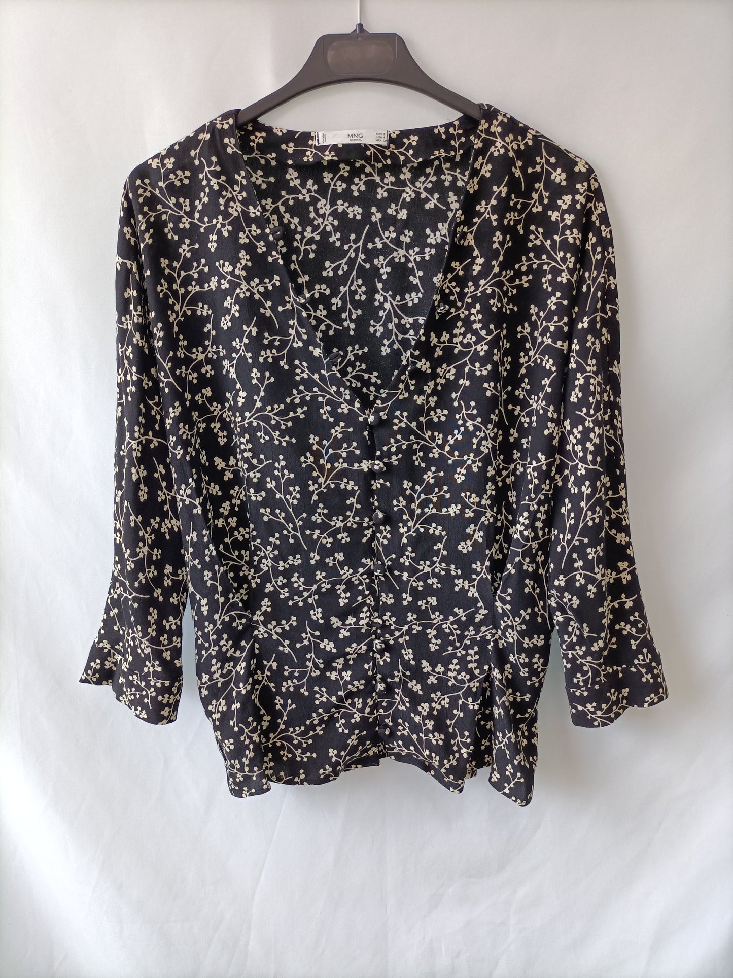 MANGO. Black floral blouse Ts