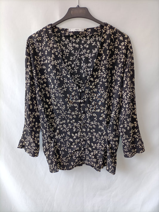MANGO. Blusa negra flores T.s