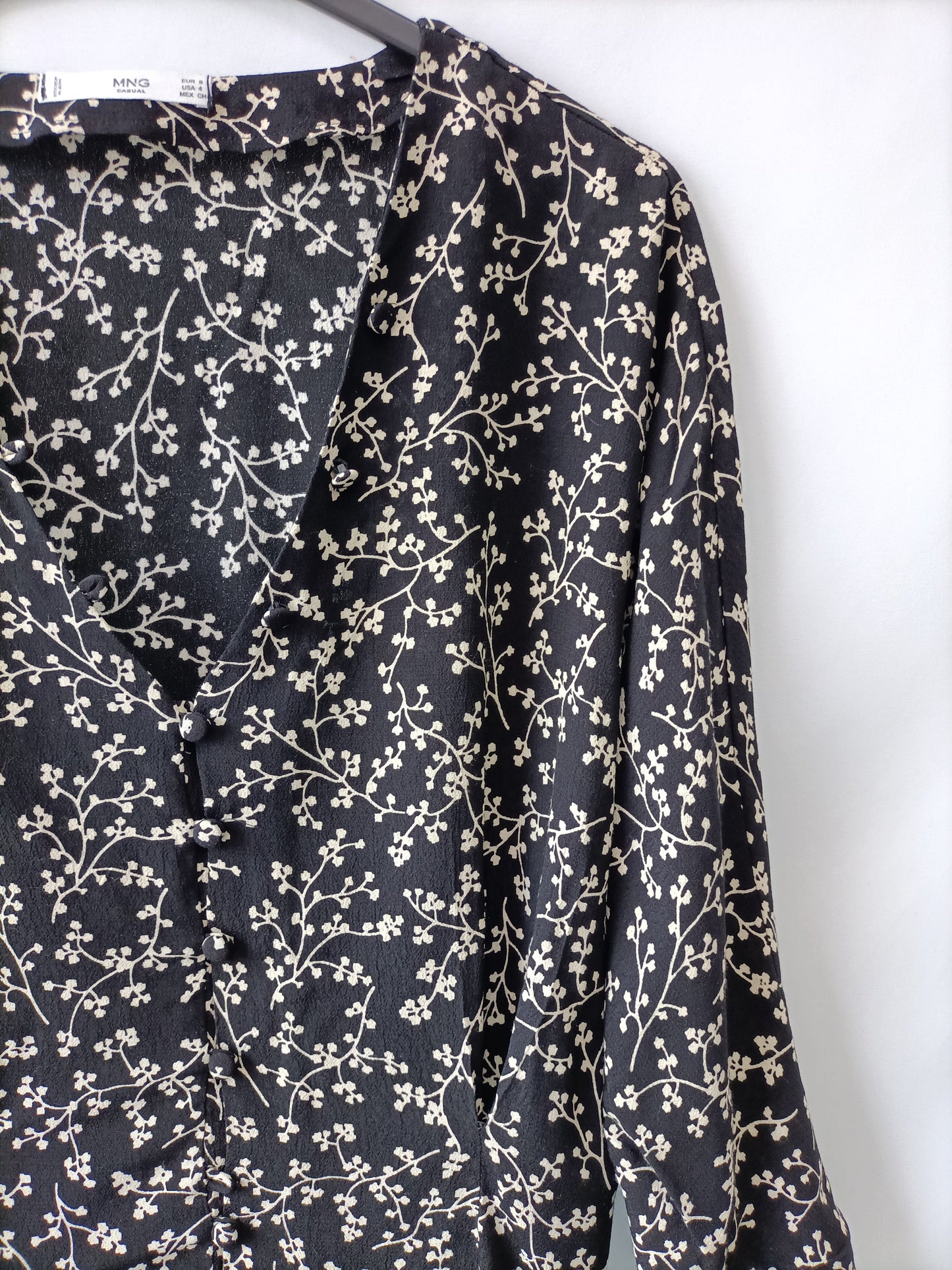 MANGO. Black floral blouse Ts