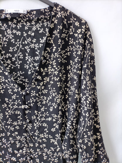 MANGO. Black floral blouse Ts
