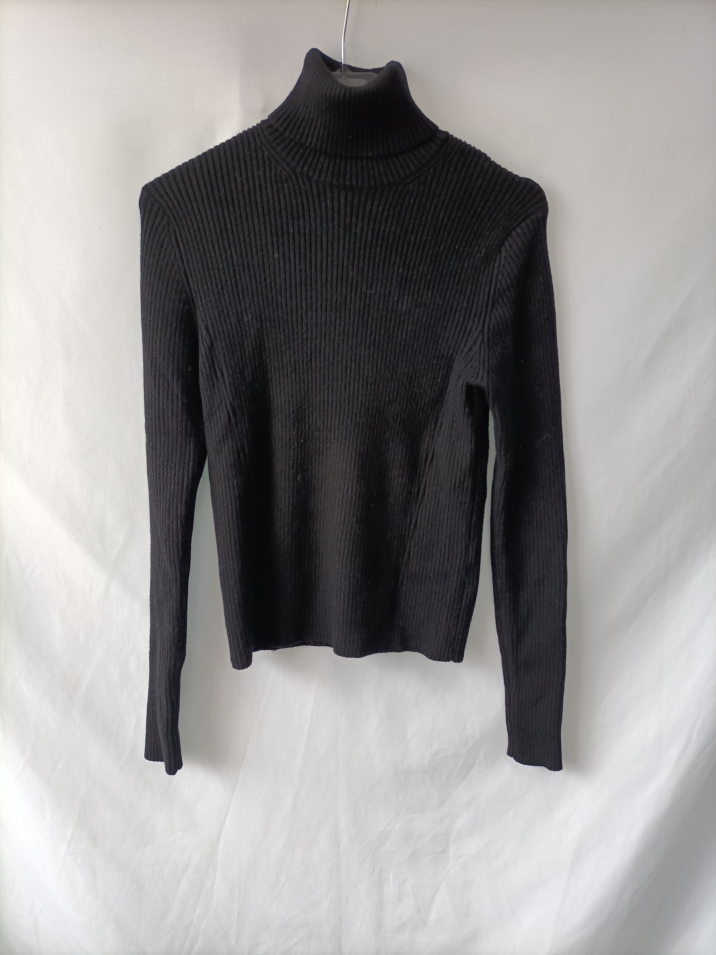 ZARA. Jersey negro canalé T.m