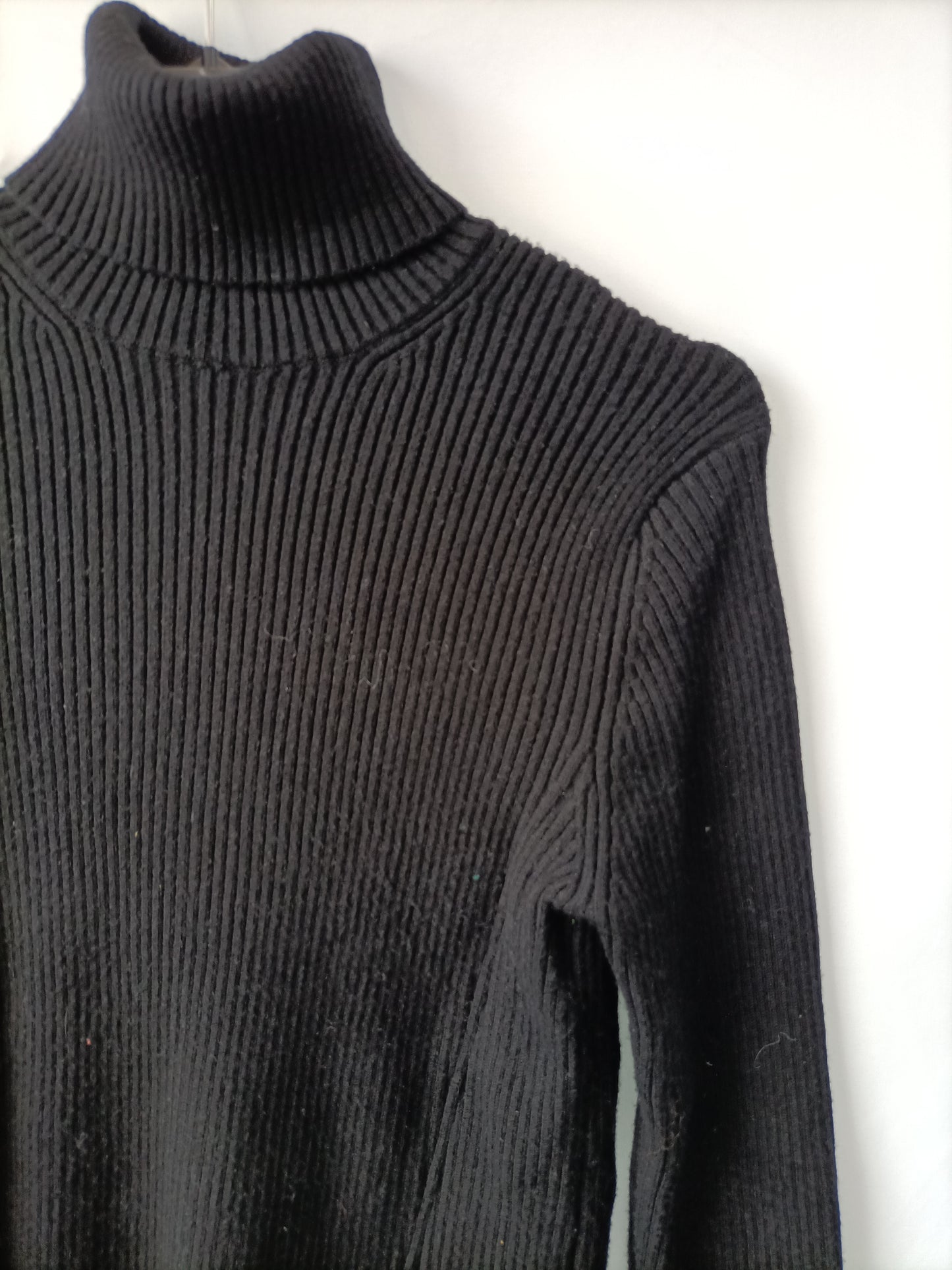 ZARA. Jersey negro canalé T.m