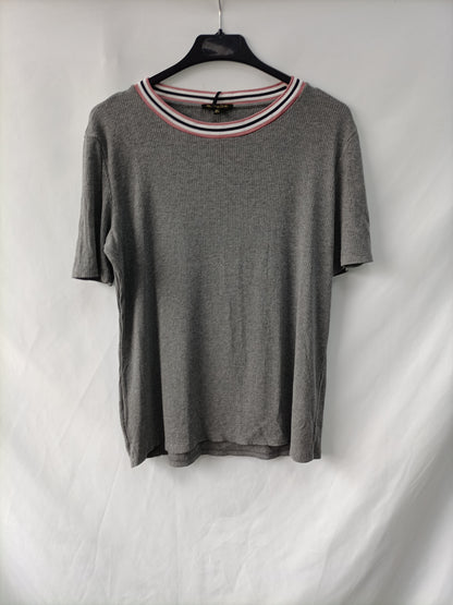 MASSIMO DUTTI. Camiseta gris canalé T.l