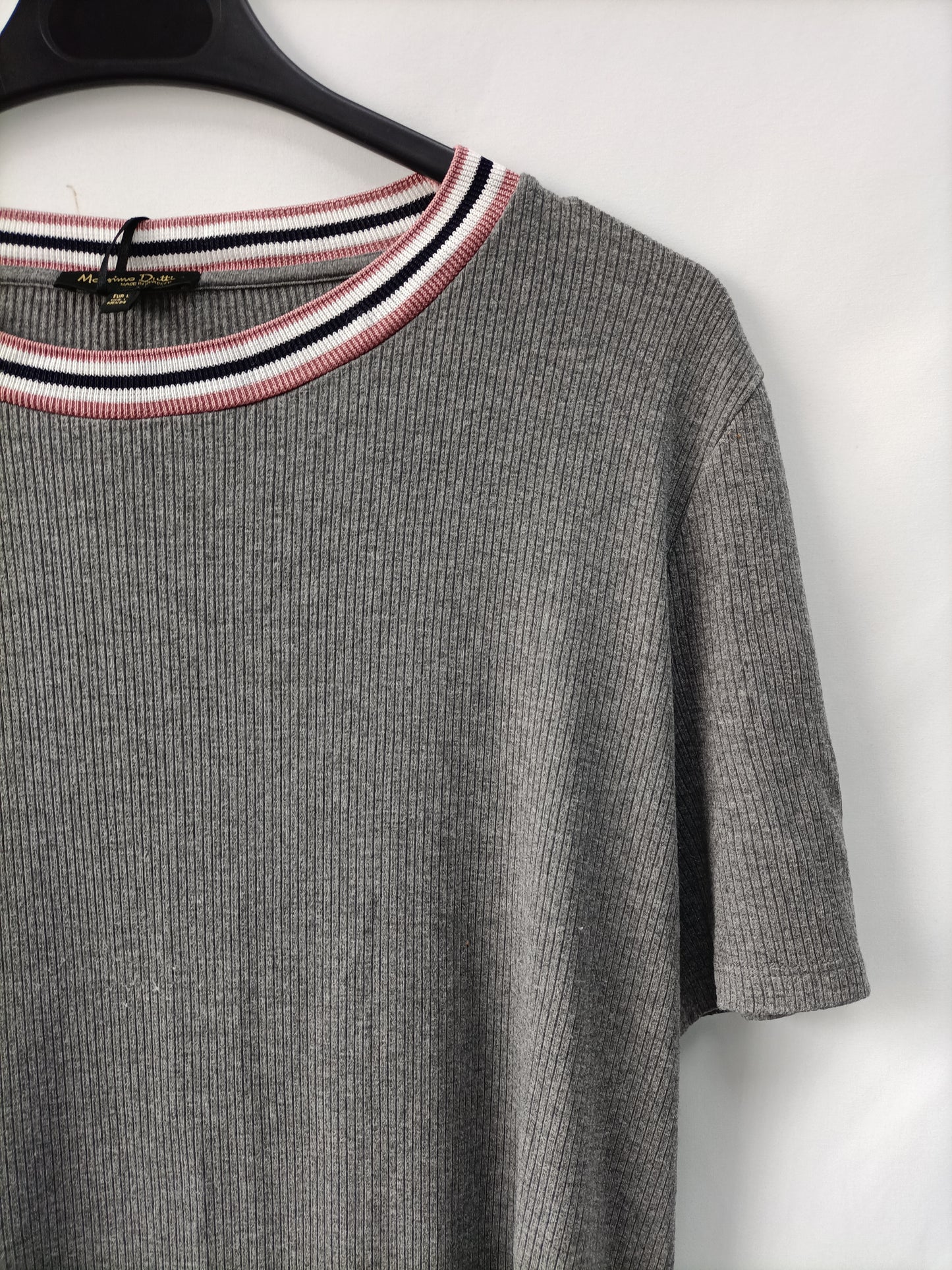 MASSIMO DUTTI. Camiseta gris canalé T.l