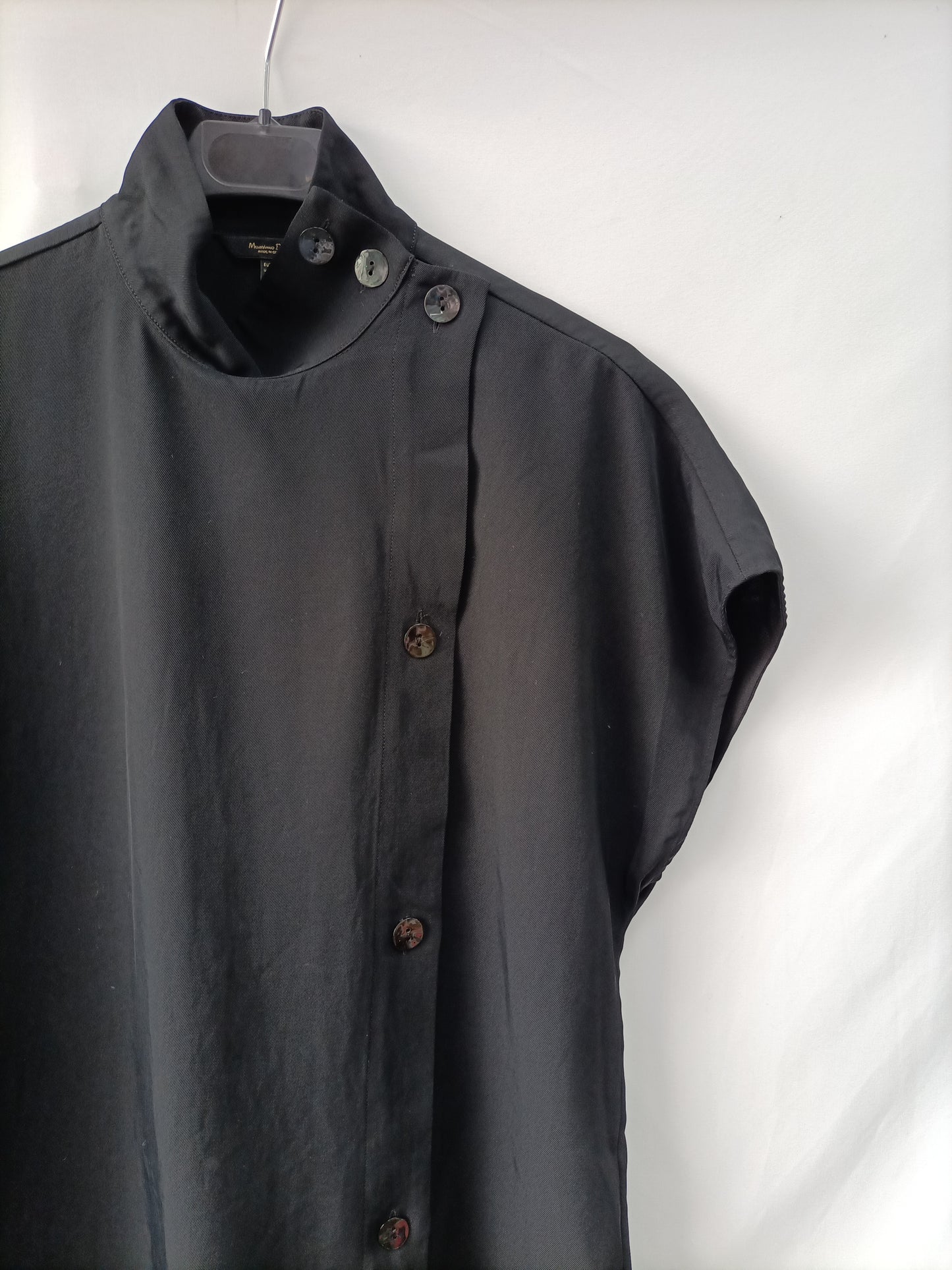 MASSIMO DUTTI. Black button-down blouse, size 34