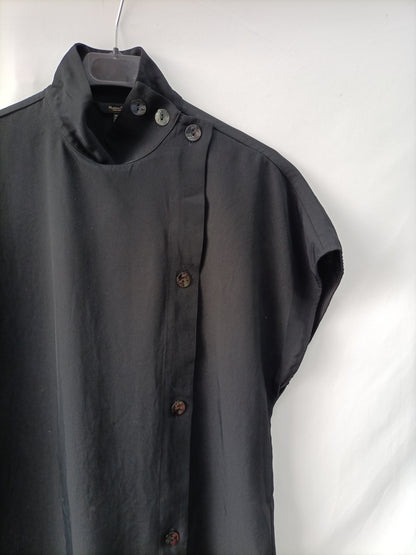 MASSIMO DUTTI. Black button-down blouse, size 34