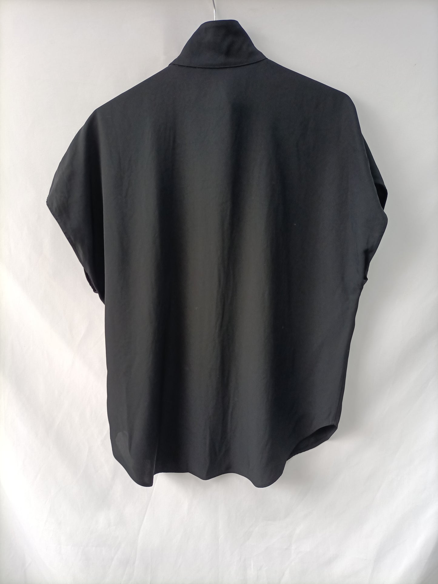 MASSIMO DUTTI. Black button-down blouse, size 34