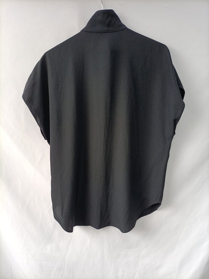 MASSIMO DUTTI. Black button-down blouse, size 34