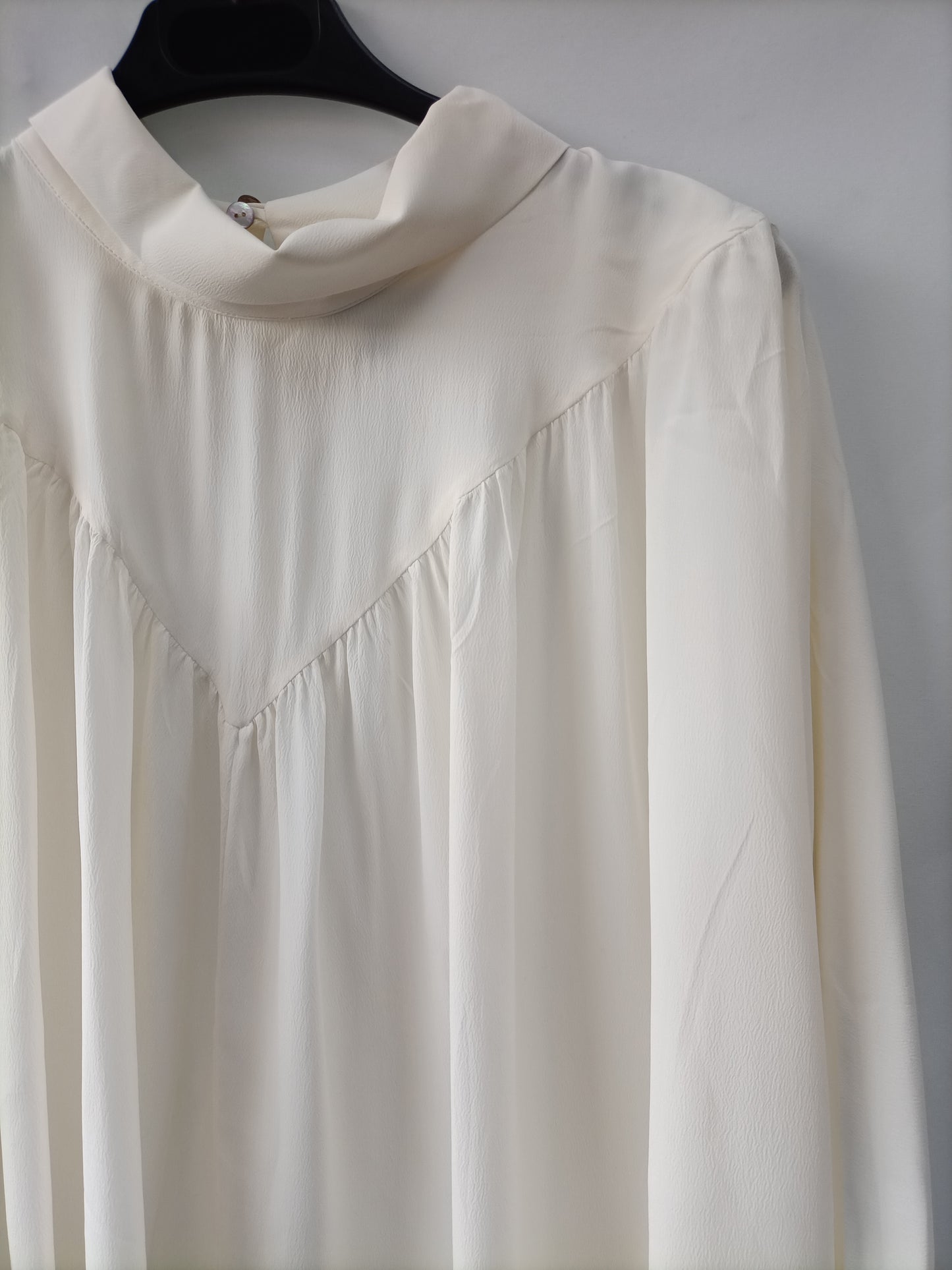MASSIMO DUTTI. Blusa blanca fluida T.m