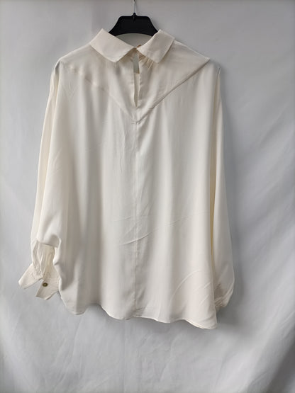MASSIMO DUTTI. Blusa blanca fluida T.m