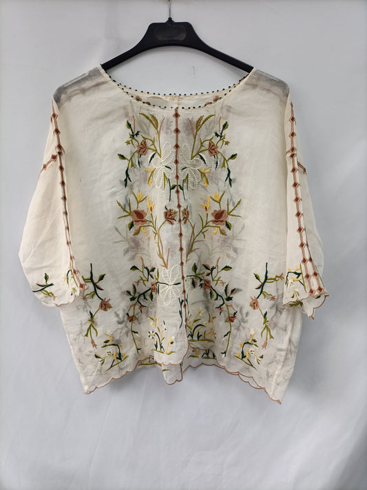 MAKSU. Beige embroidered Ts top