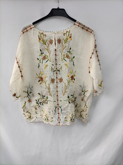 MAKSU. Beige embroidered Ts top