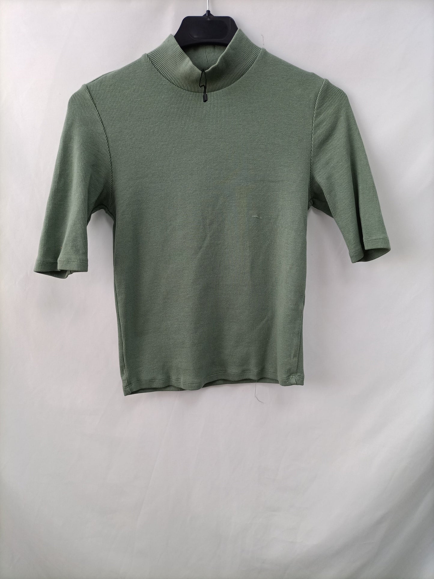 ZARA. Top verde canalé T.m