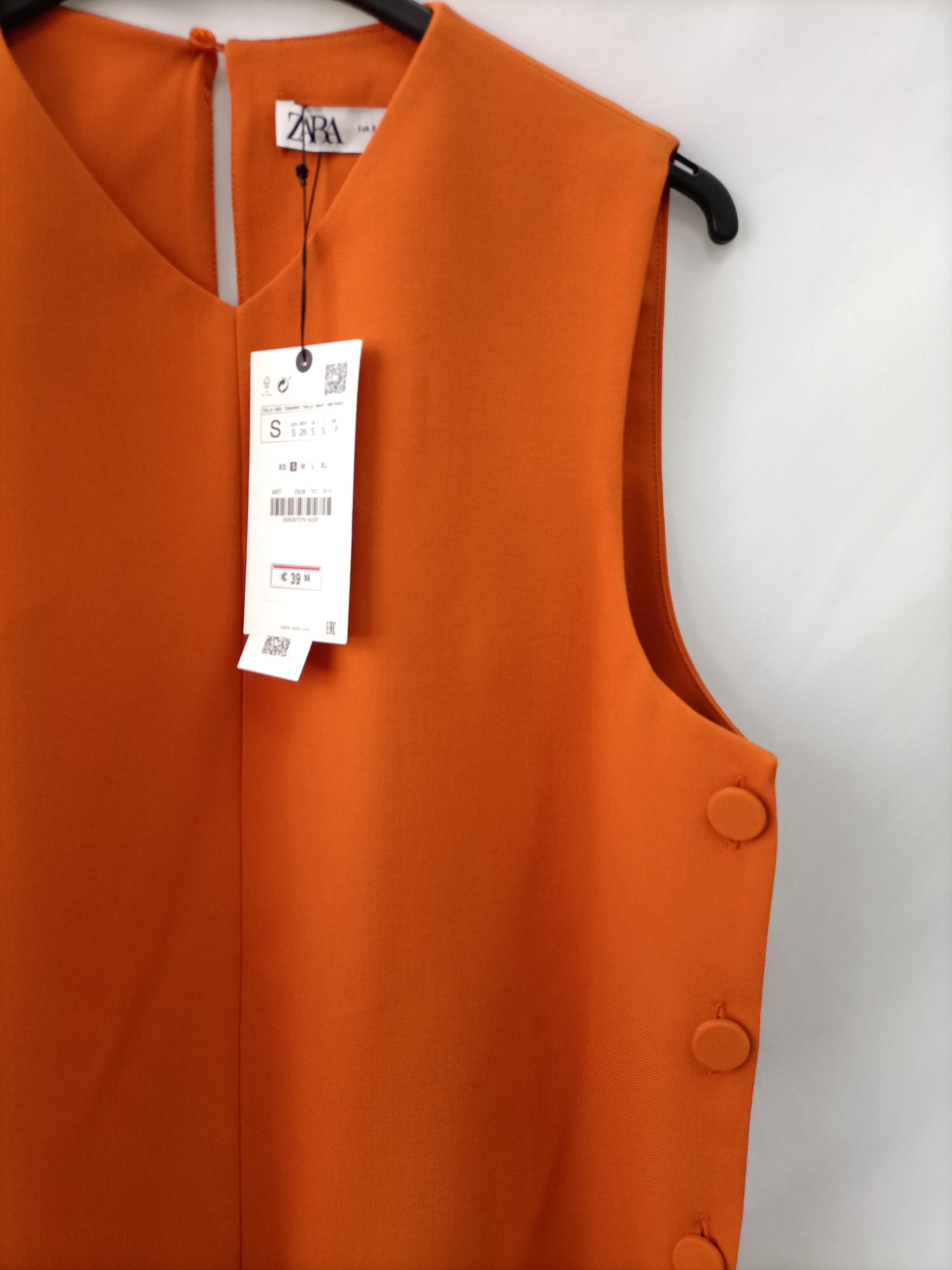 ZARA. Orange top with Ts buttons Hibuy market ZARA. Orange top with Ts buttons Hibuy market