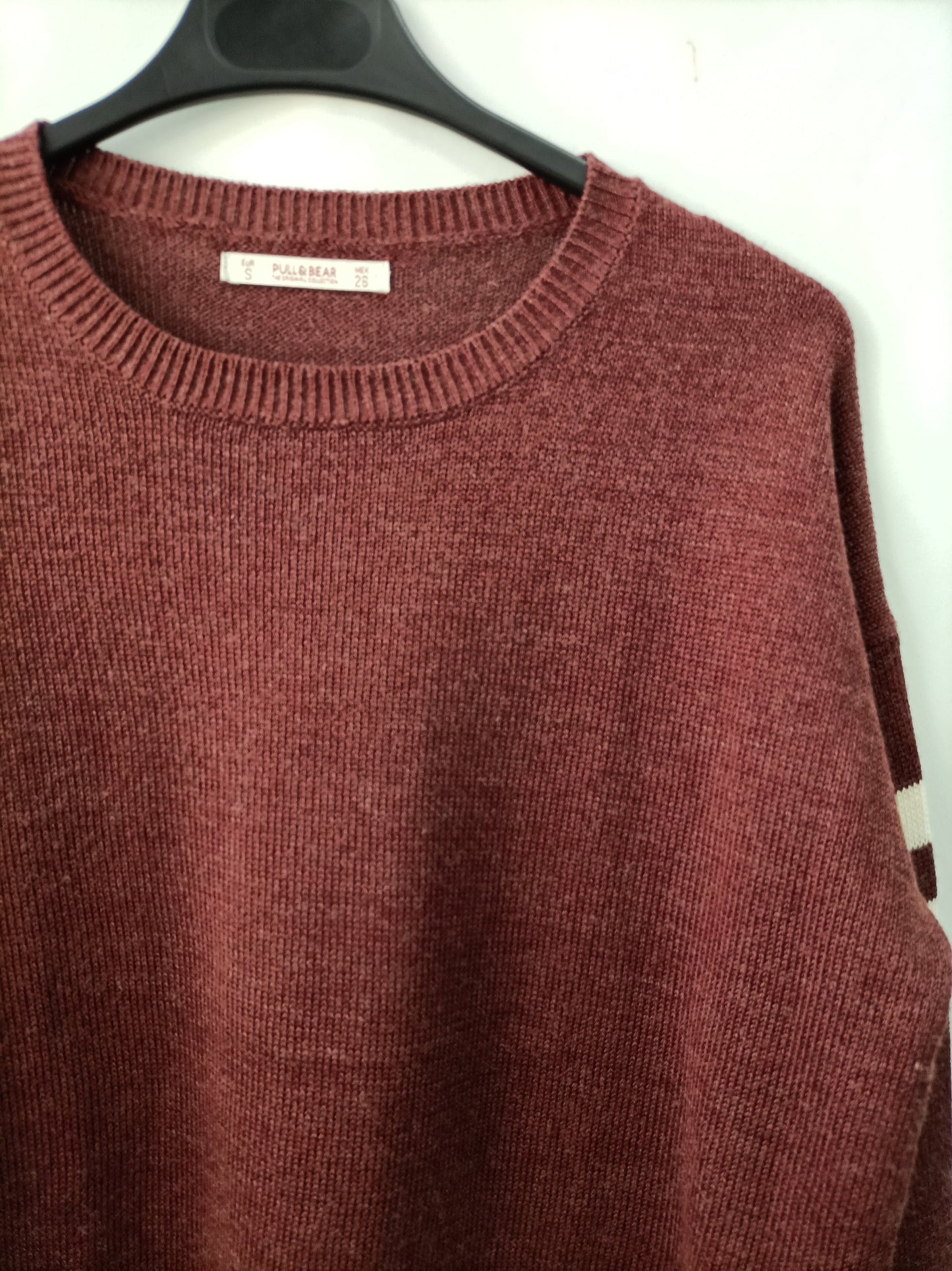 PULL&BEAR. Jersey burdeos raya T.s