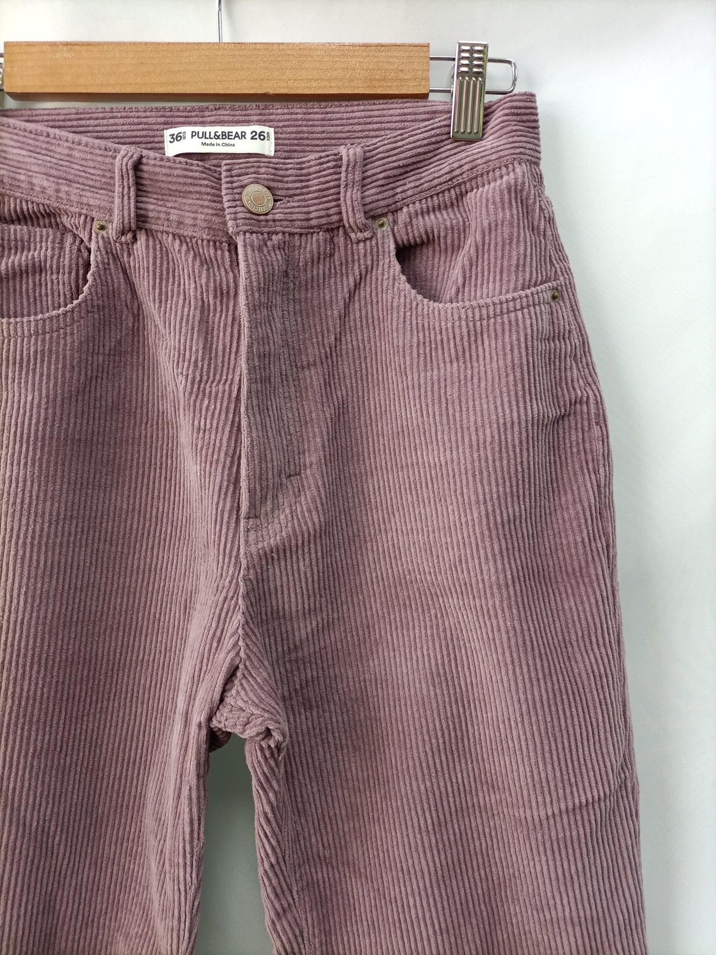 PULL&BEAR. Pantalón pana lila T.36