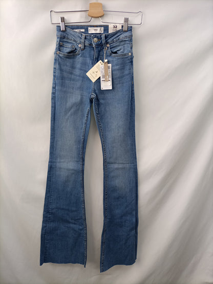 MANGO. Pantalón vaquero campanaT.32