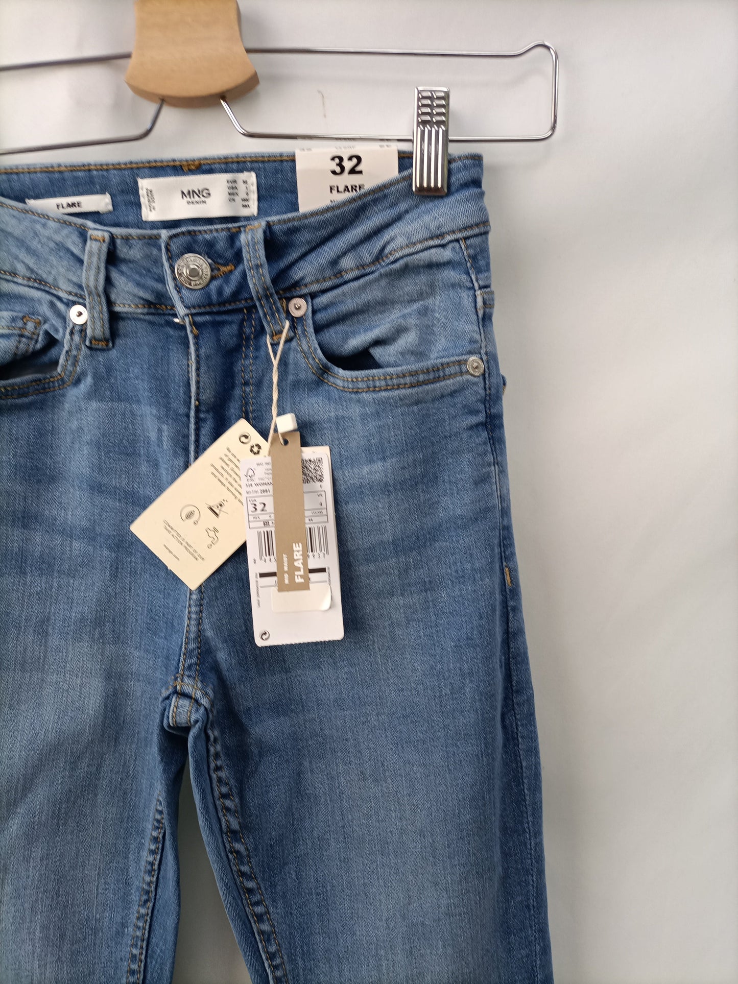 MANGO. Pantalón vaquero campanaT.32