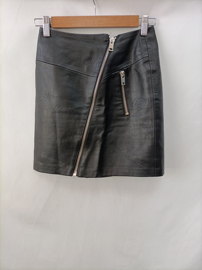 STRADIVARIUS. Falda negra cremallera T.34