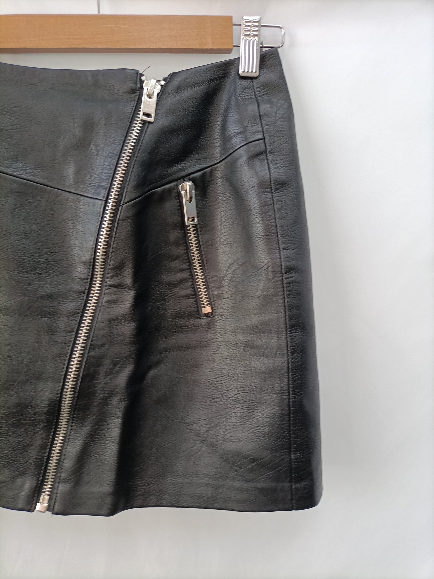 STRADIVARIUS. Falda negra cremallera T.34