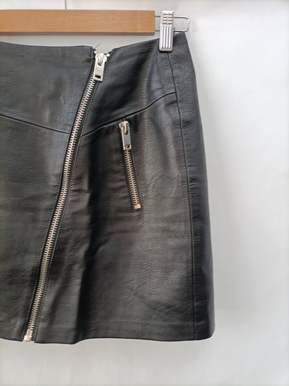 STRADIVARIUS. Falda negra cremallera T.34