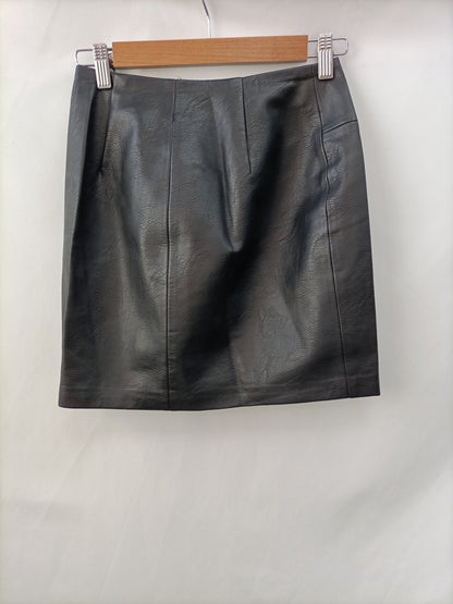 STRADIVARIUS. Falda negra cremallera T.34