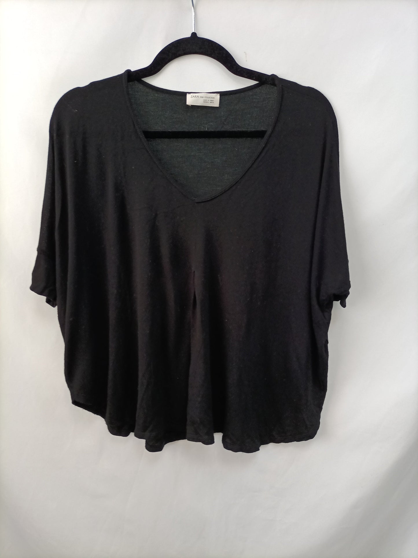ZARA. Camiseta negra fluida T.s