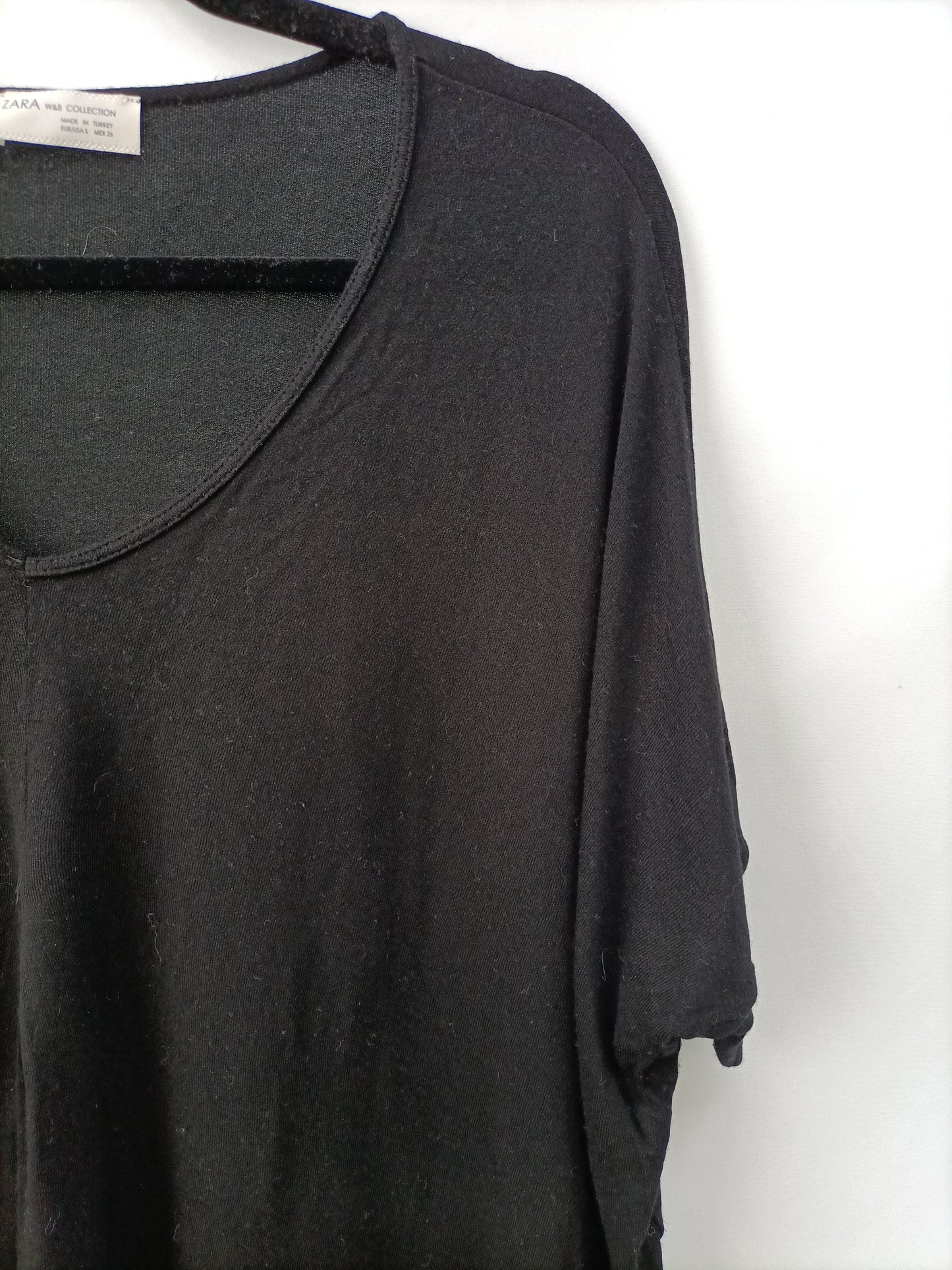 ZARA. Camiseta negra fluida T.s