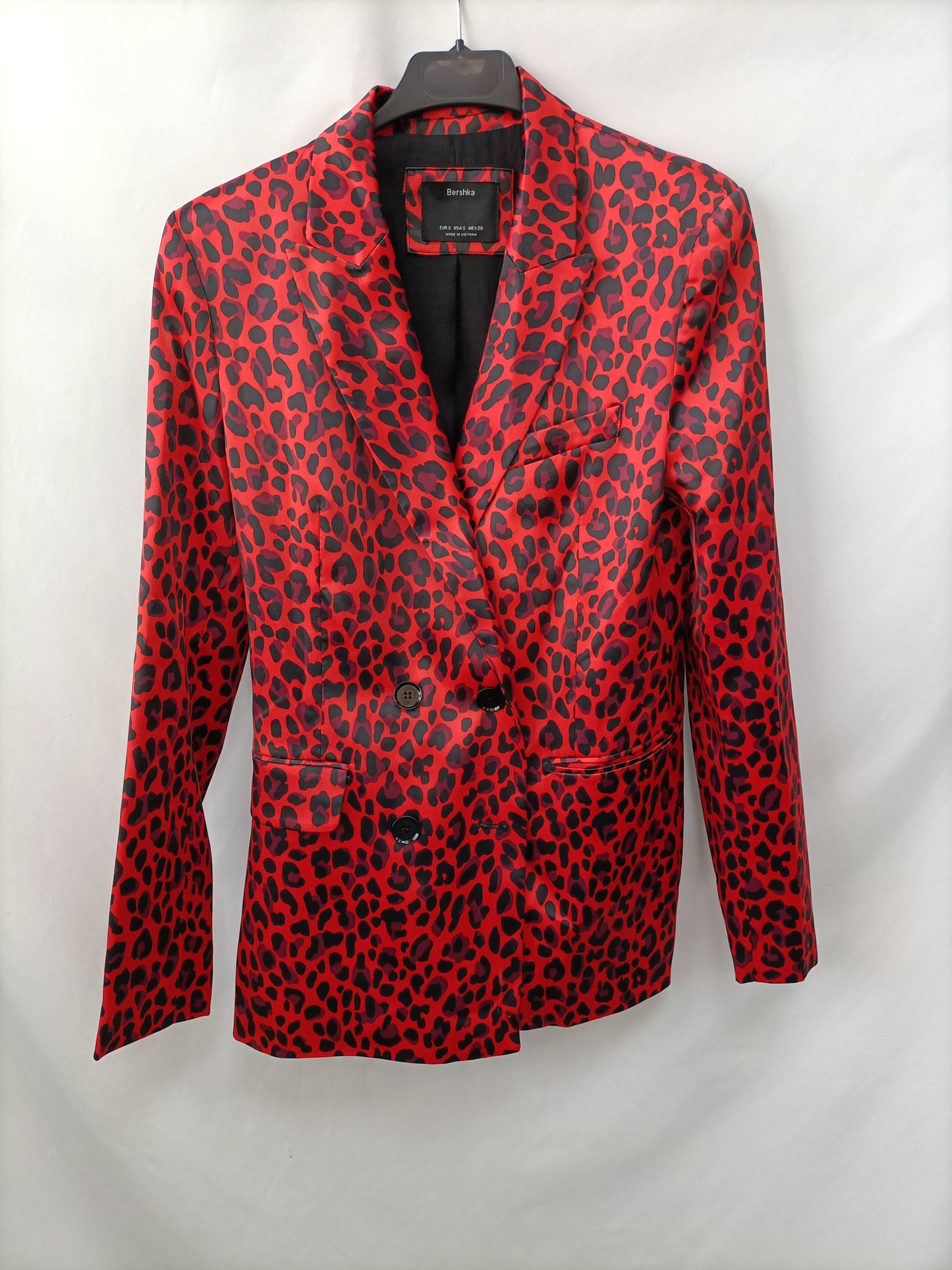 BERSHKA. Blazer roja animal print T.s
