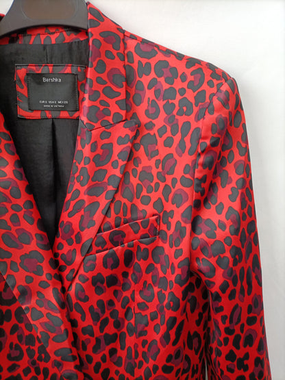 BERSHKA. Blazer roja animal print T.s