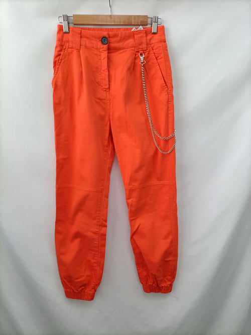 BERSHKA. Pantalón cargo naranja T.36
