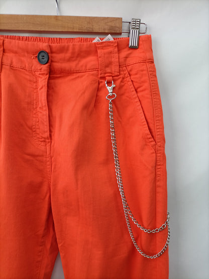 BERSHKA. Pantalón cargo naranja T.36
