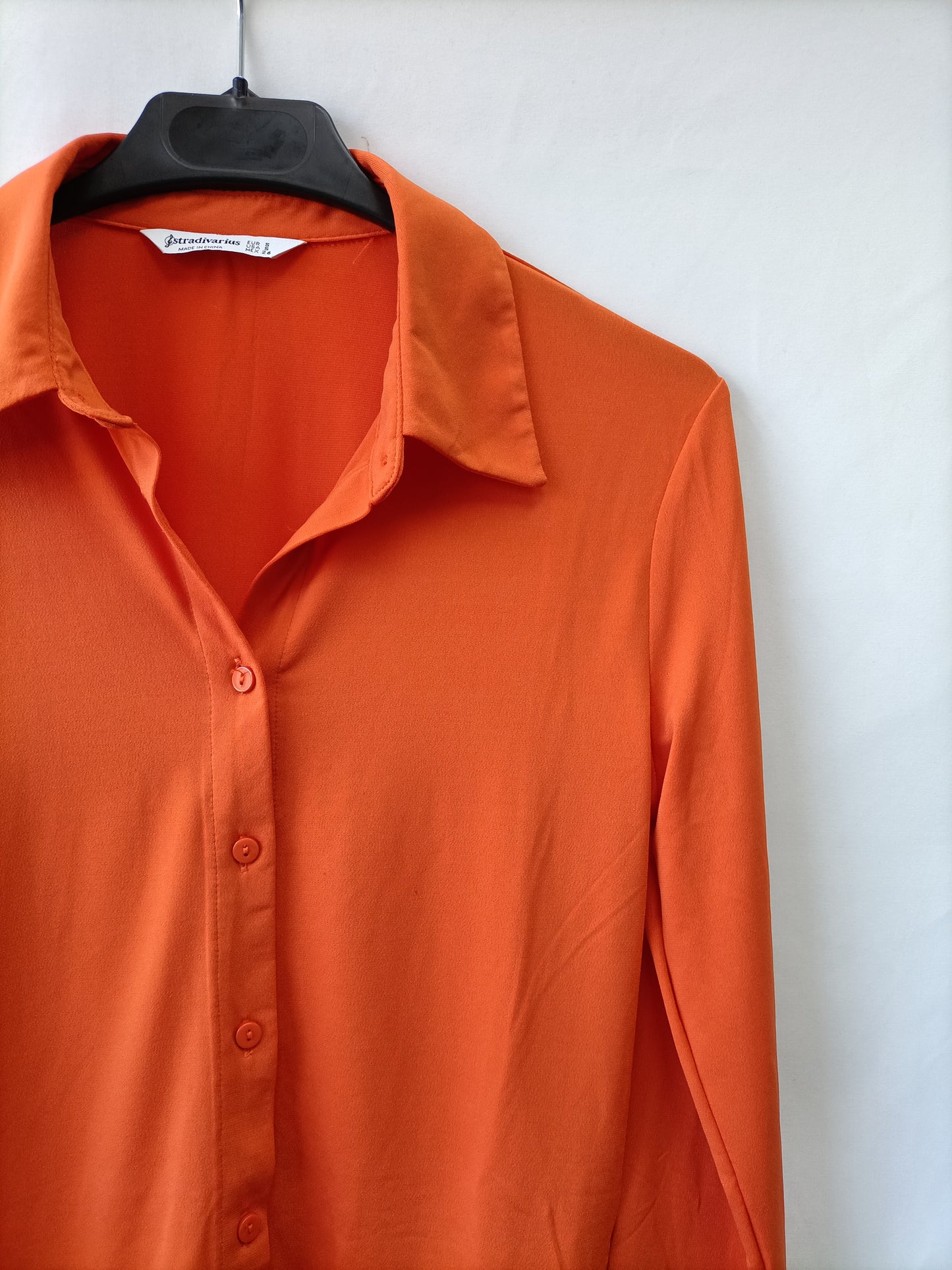 STRADIVARIUS. Too naranja abotonado T.s