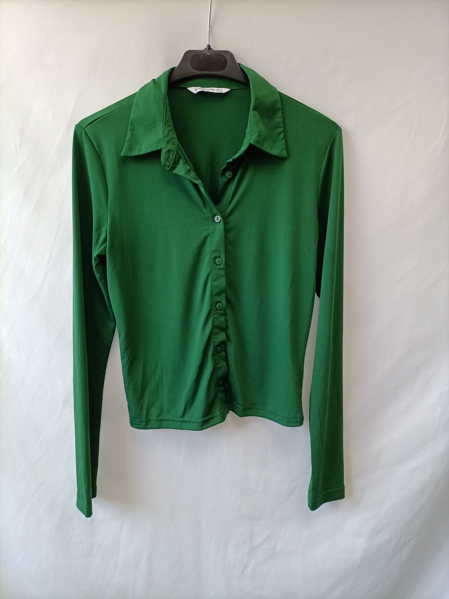 STRADIVARIUS. Top verde abotonado T.s