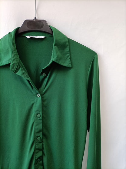 STRADIVARIUS. Top verde abotonado T.s