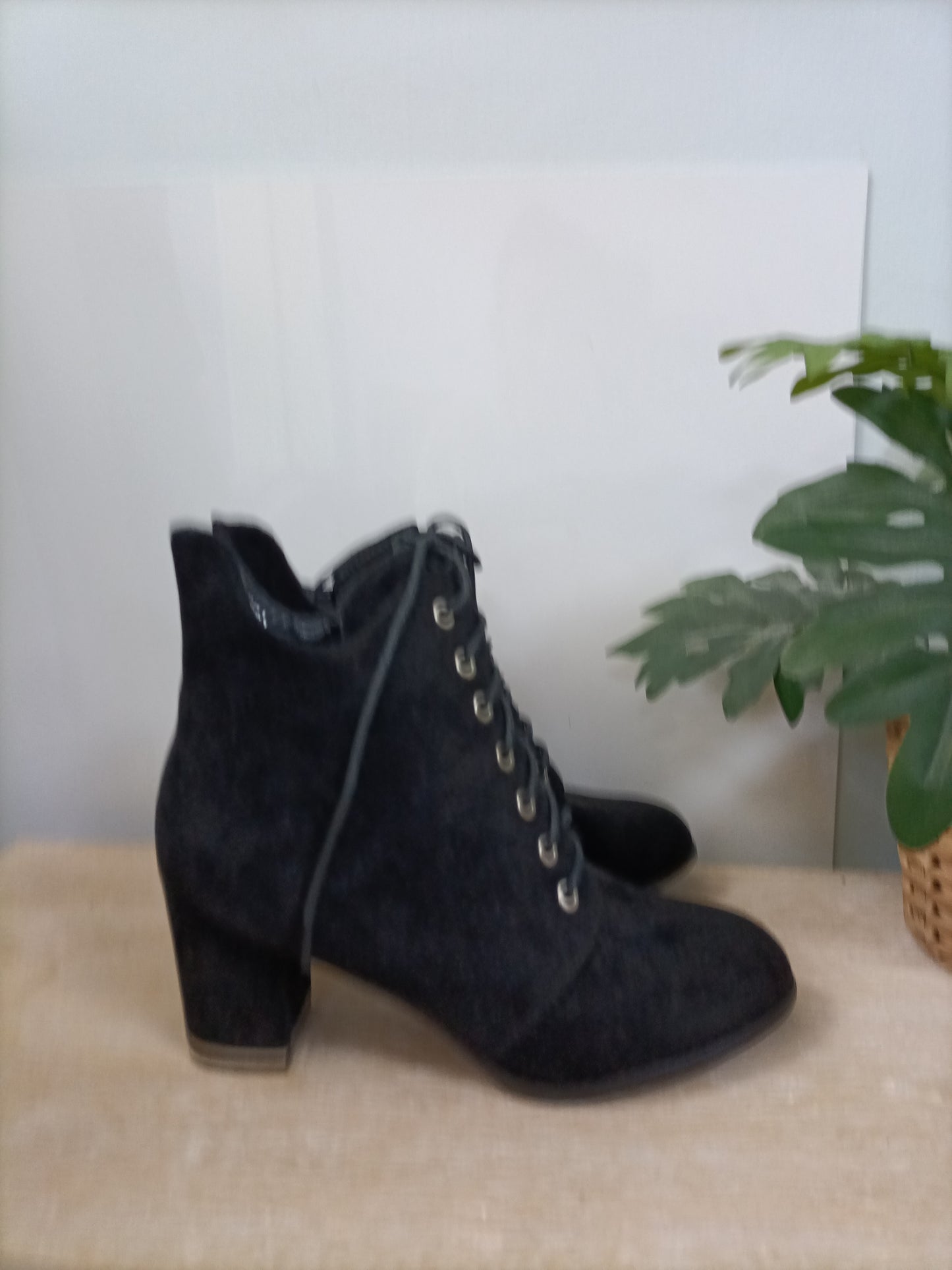 OTRAS. Botines negros Antelina T.39