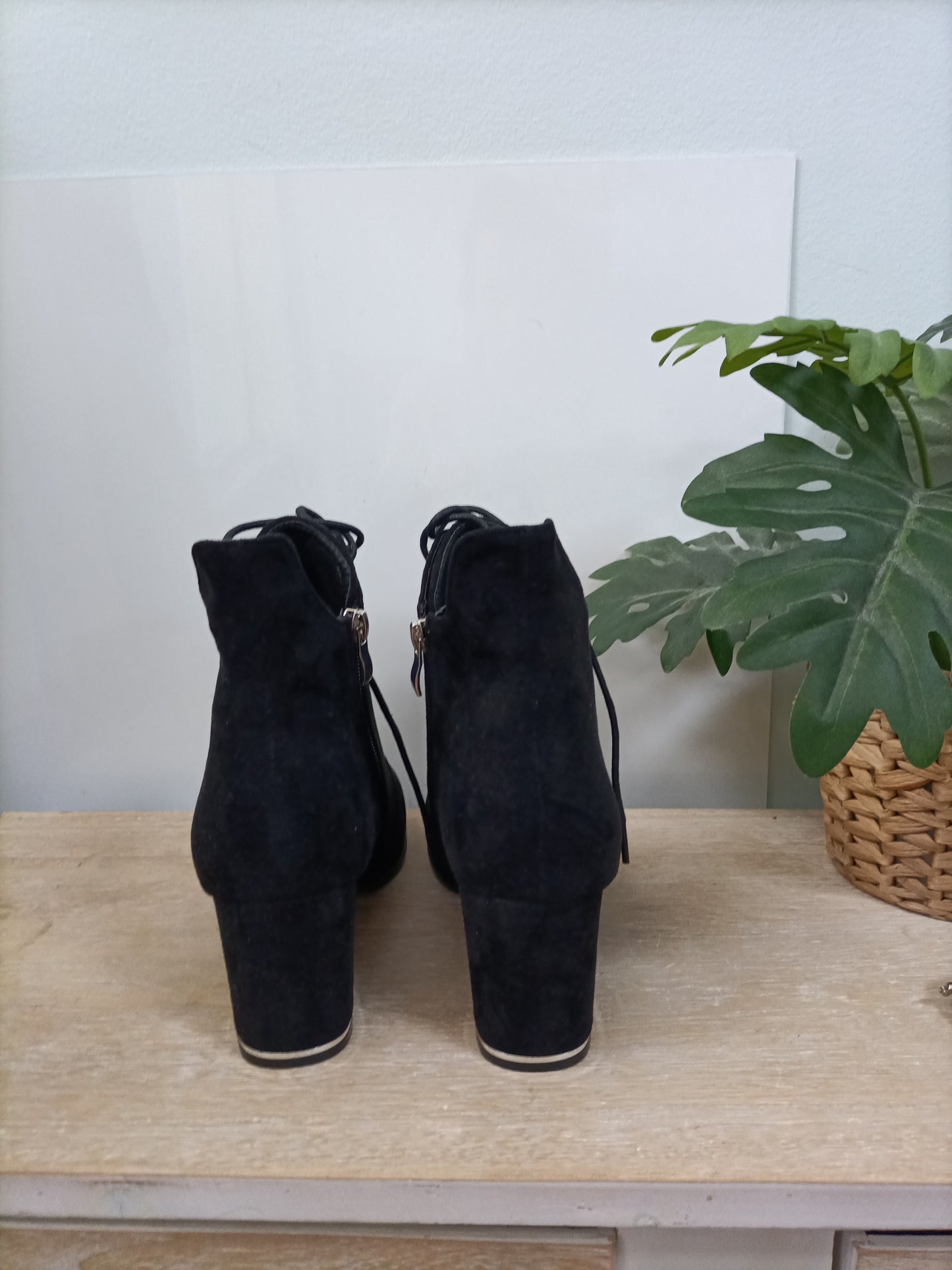 OTRAS. Botines negros Antelina T.39