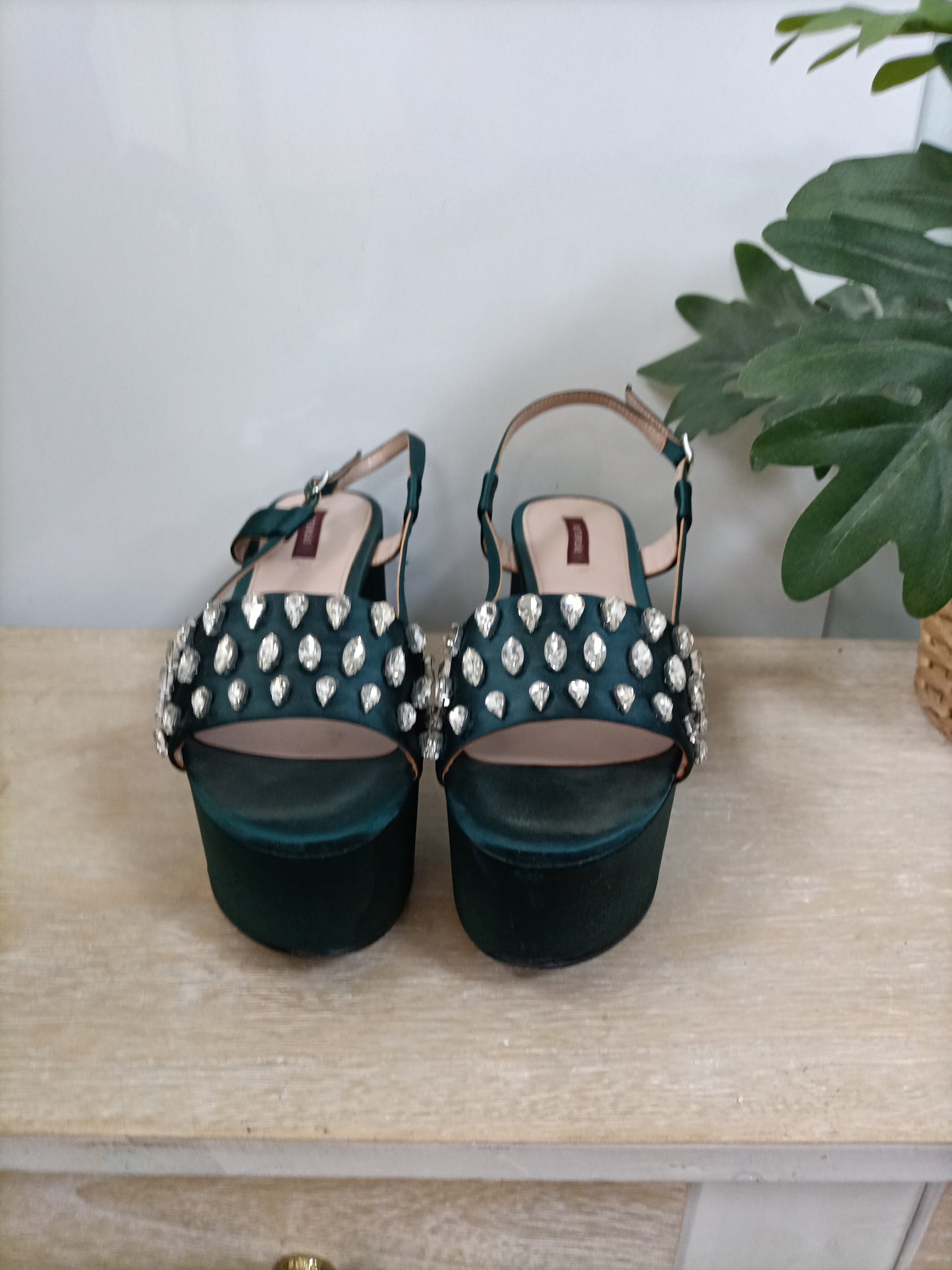 UTERQÜE. Plataforma verde pedrería T.38 (tara)