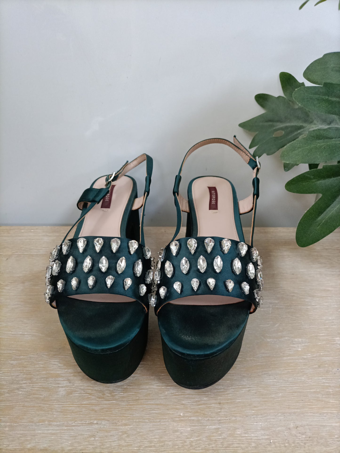 UTERQÜE. Plataforma verde pedrería T.38 (tara)