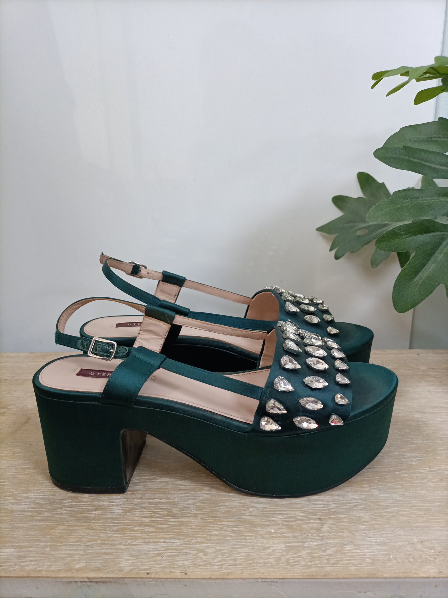 UTERQÜE. Plataforma verde pedrería T.38 (tara)