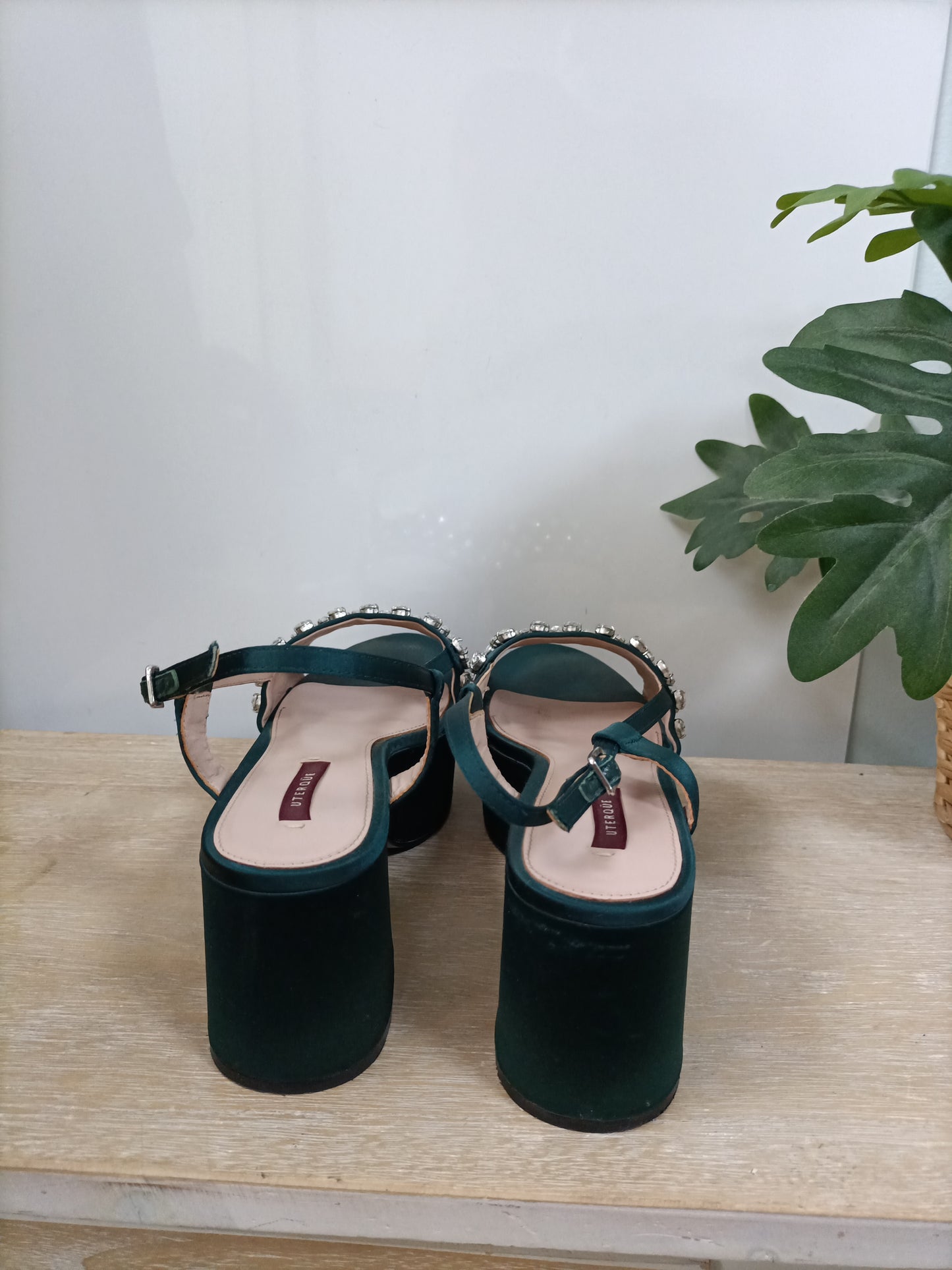 UTERQÜE. Plataforma verde pedrería T.38 (tara)