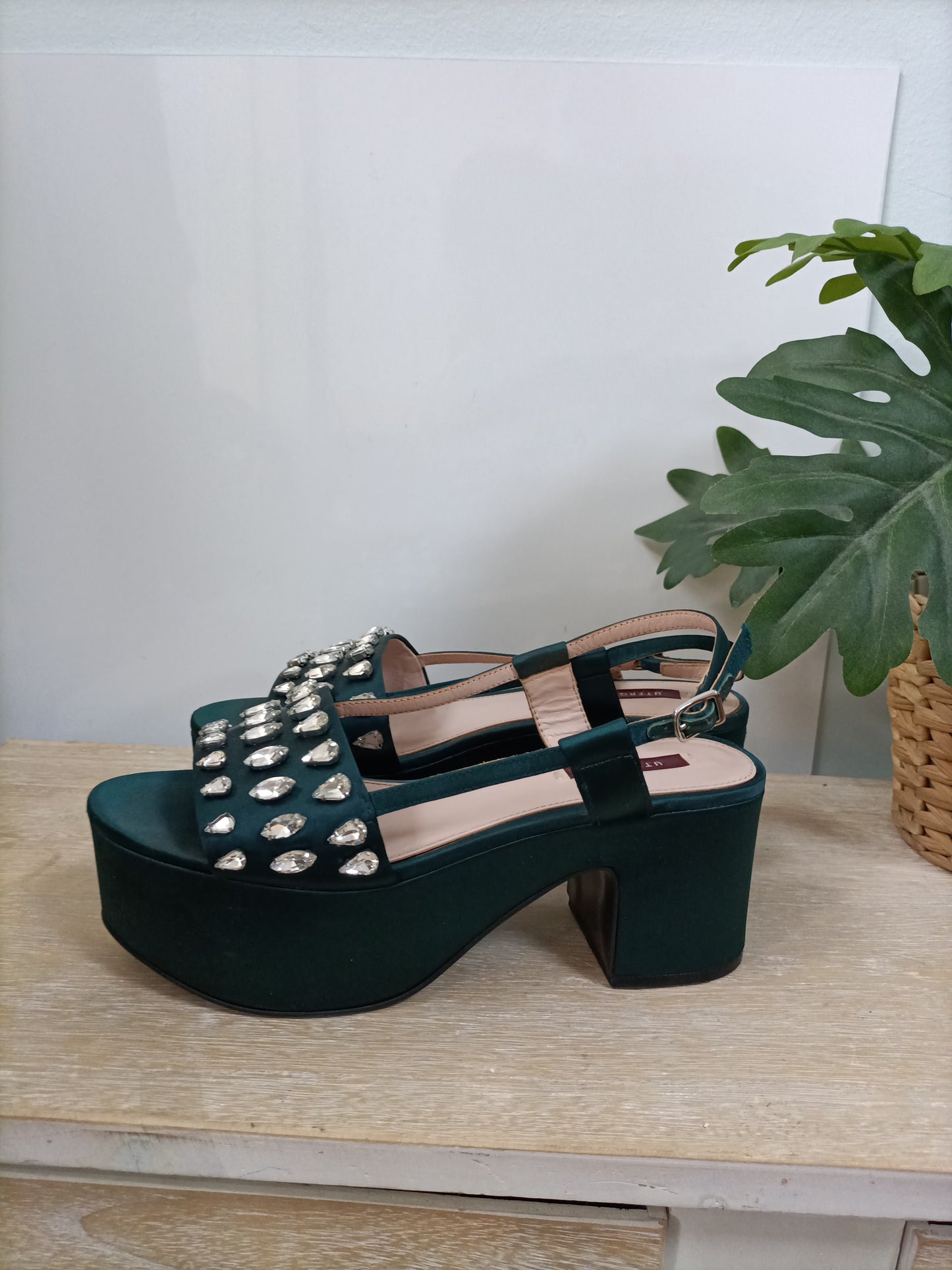 UTERQÜE. Plataforma verde pedrería T.38 (tara)