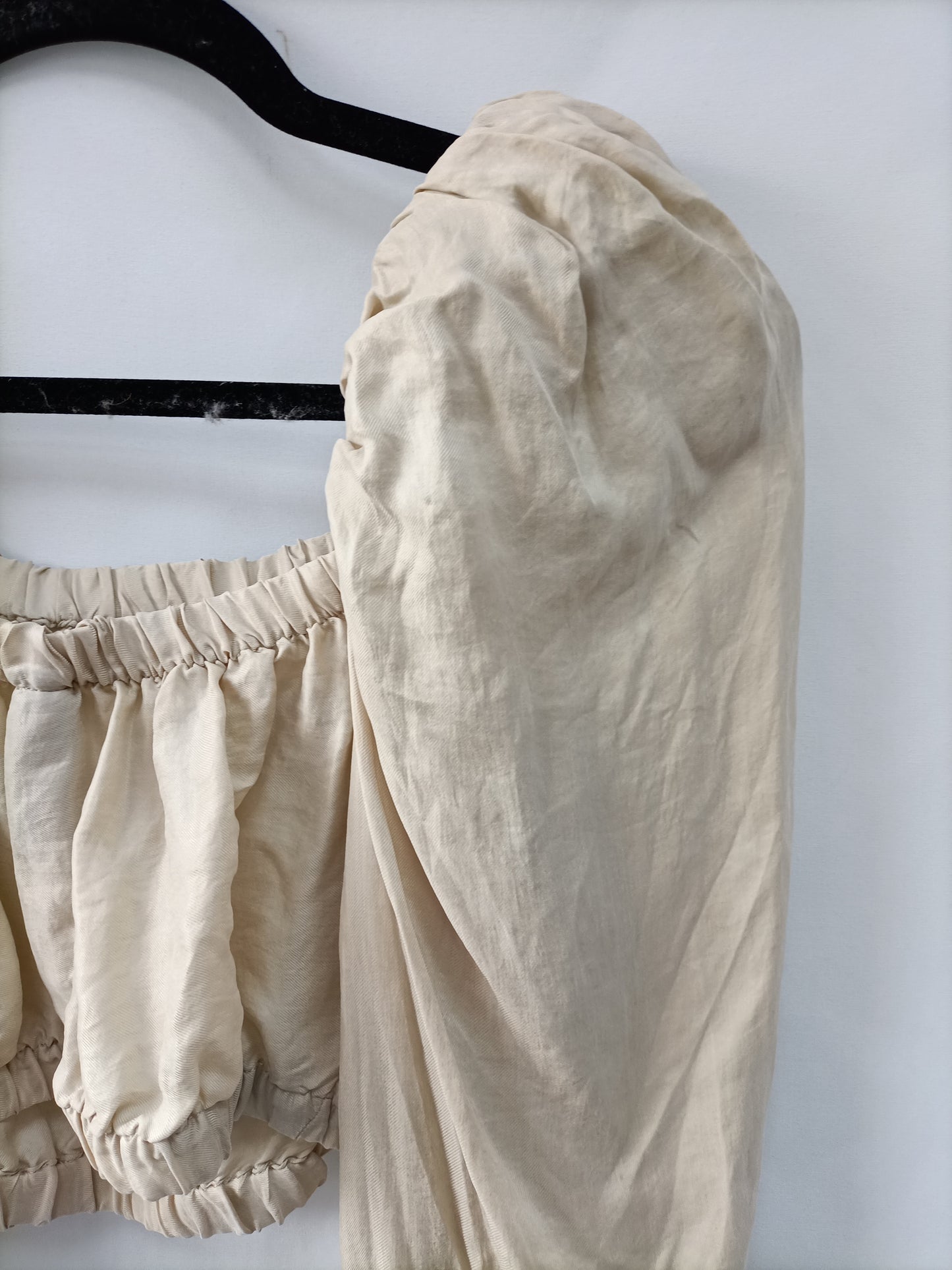 ZARA. Beige crop top with puffed sleeves TM