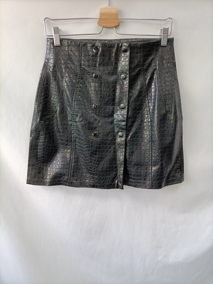 ZARA. Falda negra polipiel T.m