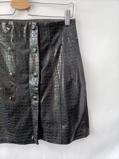 ZARA. Falda negra polipiel T.m