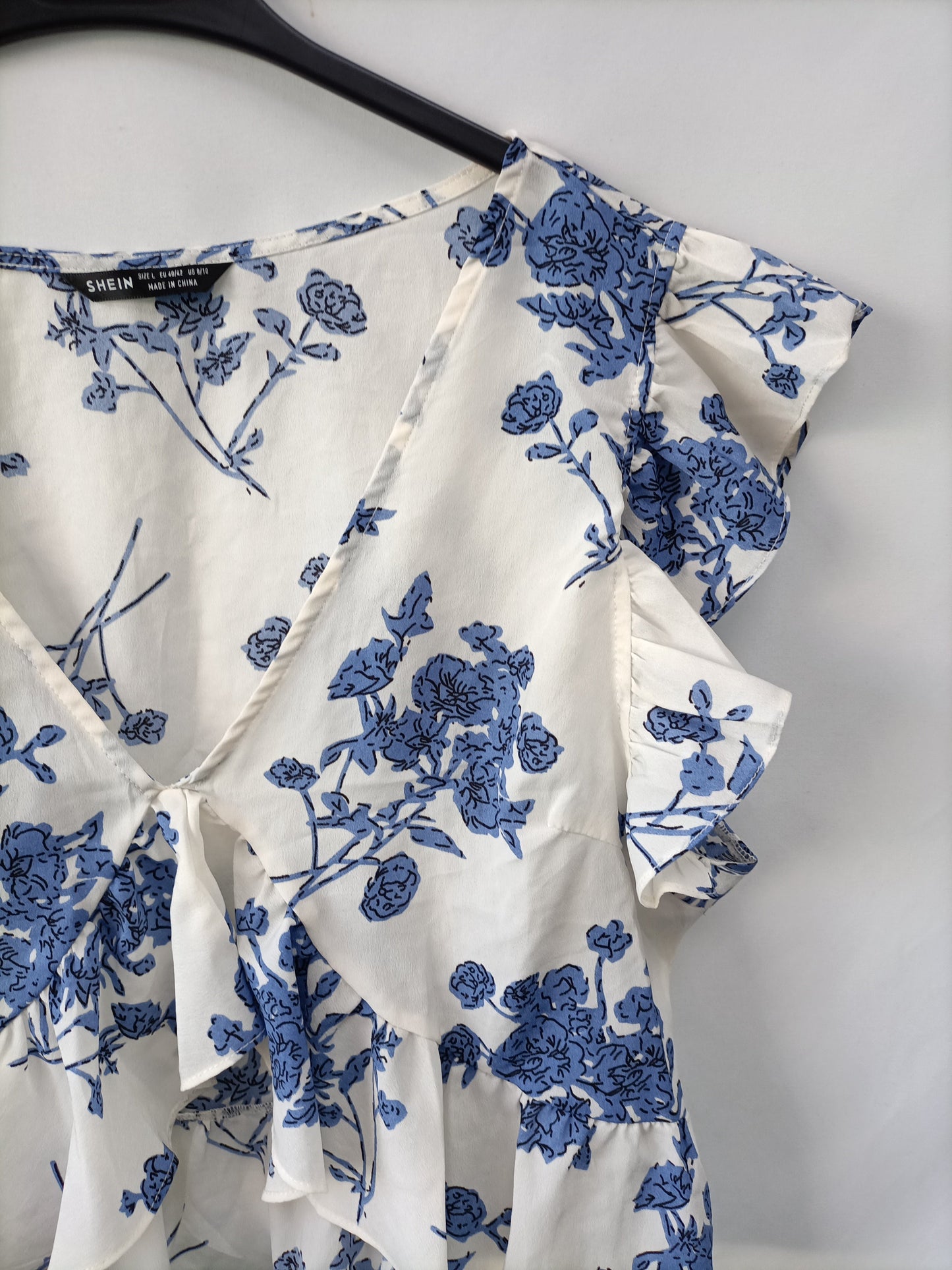 SHEIN. White floral top Tl